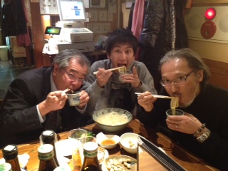 雑煮を食べるイシモ2width=